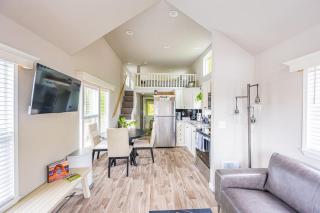 Rainforest Tiny Home Retreat Farmhouse 18 - 1