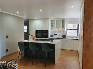 Classy 3 storey house - Gordonsbaai - 6