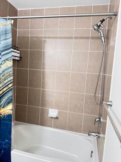 Nice Cozy Room in Thorold, close to Niagara Falls - 6