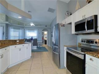 Heated Pool, Foosball & Pet Friendly - Villa Blue Oasis - Roelens - Matlacha - 5