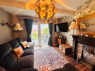 Bright 3 bedroom house with private garden near Edinburgh - Woodside home - 7