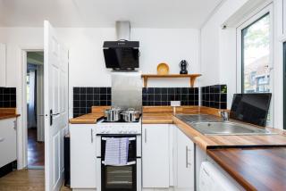2 Bed Apartment In East Croydon Perfect for Workers & Leisure Stays, Tram Stop 2 mins walk - South Norwood - 9