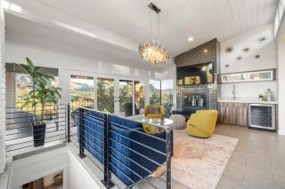 Stunning Views Uptown Home with Hot Tub Gym and Fire pit - Sedona - 2