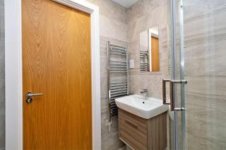 Deluxe Modern 2BR Apartment with Balcony – Walk to City Centre! - Leeds - 5