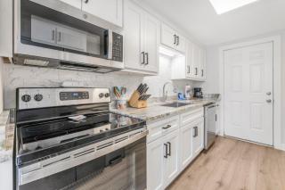 The Coral Sunset Cottage by Vacation Homes Collection - Fort Morgan - 3