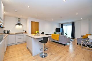 Deluxe Modern 2BR Apartment with Balcony – Walk to City Centre! - 6