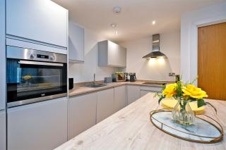 Deluxe Modern 2BR Apartment with Balcony – Walk to City Centre! - 3