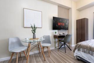 Furnished Studio Condo in Cebu IT Park with WiFi, Netflix and Pool Access - 1