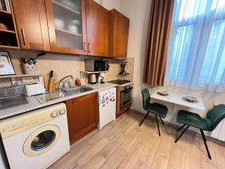 Budapest Central Cozy Studio w Working Space and WiFi - 4