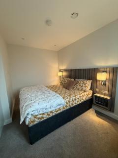 Private Room in Shared 3-Bedroom Apartment - - 2