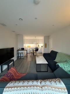 Private Room in Shared 3-Bedroom Apartment - - 4