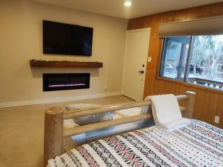 Woodland Hideaway - Stylish & Spacious, Snow Play & Hiking, EV-Friendly, Designer Interior, New Host Deal - Big Bear City - 6