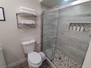 Woodland Hideaway - Stylish & Spacious, Snow Play & Hiking, EV-Friendly, Designer Interior, New Host Deal - Big Bear City - 5
