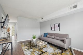 Brentwood U8 I Cozy & Comfy I 2bd I Free Parking - 4