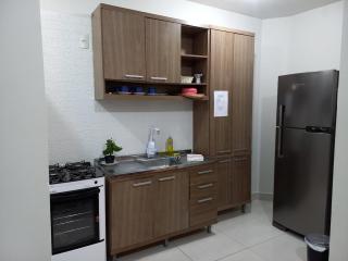 Espaço inteiro com mesa de trabalho - 1