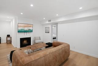 2BR Plus Bonus Room with Pool Access Near Universal Studios - Los Angeles - 8