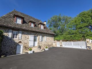 Typical Cantal house in Montvert - - 0