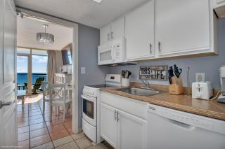 Updated 1 BR Oceanfront Condo in Baywatch! - 8