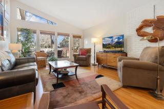 Mid-Century Mod Retreat with Lakefront Trails, Quiet - 7