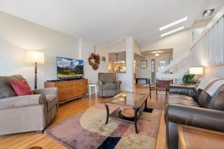 Mid-Century Mod Retreat with Lakefront Trails, Quiet - 4