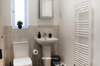 Large 4 Bedroom Home With Private Driveway Parking - Perfect For Contractors, Families, & Relocators - 7