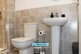 Large 4 Bedroom Home With Private Driveway Parking - Perfect For Contractors, Families, & Relocators - 1