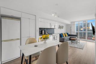 Beautiful 2 Bedroom Downtown Toronto Condo with free parking - 8