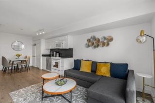 Beautiful 2 Bedroom Downtown Toronto Condo with free parking - 9