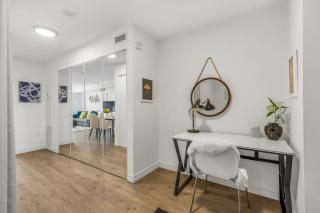 Beautiful 2 Bedroom Downtown Toronto Condo with free parking - 3