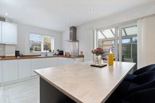 Tilly's Townhouse With parking - Syston - 8