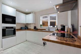 Tilly's Townhouse With parking - 3