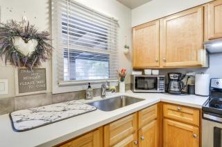 5 Mi to Oregon Zoo Apartment with Private Yard - Portland - 2