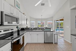 Beautiful views on a Gulf-access canal! Heated pool with spa - Villa Evelyn's Palms - Cape Coral - 1