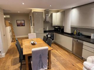 Spacious flat with south facing garden - London - 3