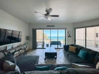 3BR Condo at Iconic Sandy Beach Area - 8