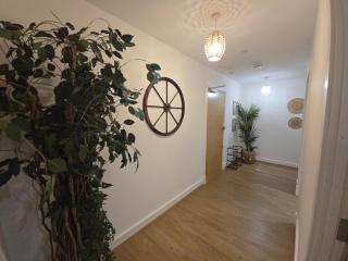 Snuggle Inn Serviced Apartments, Great choice for large groups, Contractors, Business Executives and Family Vacations in the stunning valley of Surrey Hills, secure Private Parking, Offering Easy Train Access to London, Gatwick airport, M25 - Warlingham - 3