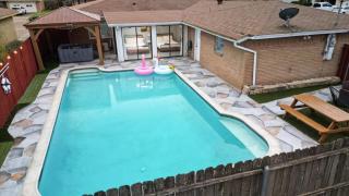 Serene 5BR 2BA Winter Home with Hot Tub & Fire Pit - 2