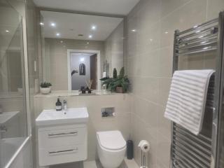 Snuggle Inn Serviced Apartments, Great choice for large groups, Contractors, Business Executives and Family Vacations in the stunning valley of Surrey Hills, secure Private Parking, Offering Easy Train Access to London, Gatwick airport, M25 - 6
