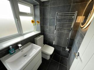 Kingsize Master Bedroom with En-Suite, TV and sea views - Room Only - 4
