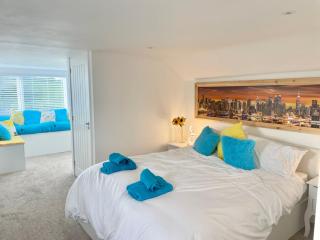 Kingsize Master Bedroom with En-Suite, TV and sea views - Room Only - 2