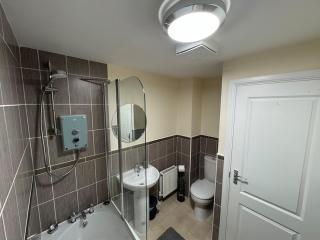 Spacious 3 Bed Home Near Hospital Free Parking - 5