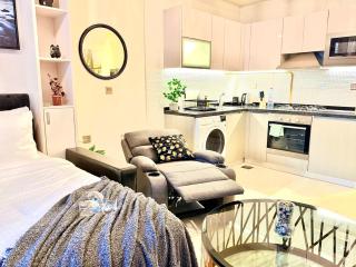 Breathtaking Burj & Pool View Apt in Downtown - 5