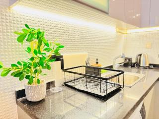 Breathtaking Burj & Pool View Apt in Downtown - 1