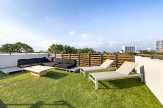 Stylish 2BR Retreat, Miami with Rooftop Lounge - 6