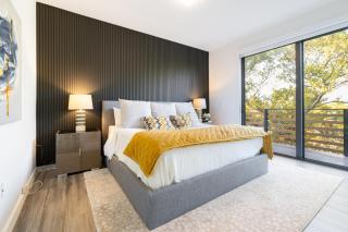 Stylish 2BR Retreat, Miami with Rooftop Lounge - 8