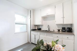 Ground-Floor 1-Bedroom by Beverly Hills Steps from Restaurants, Cafes and Shopping - 3