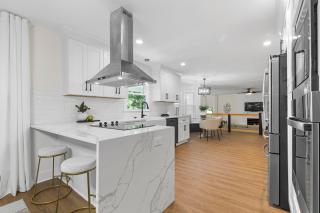 Modern 4 Bed in Quail Hollow - Charlotte - 9