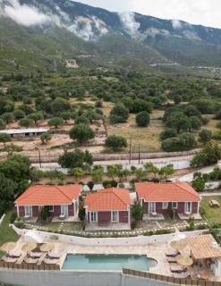 Lorraine's Cottage Style Studios, shared swimming pool and bbq only for guests at Simotata village - Cefalonia - 9