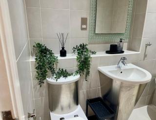 Large Double Room in Cardiff City Centre, Room Only with Own Bathroom, HOST LIVES ON SITE - 2