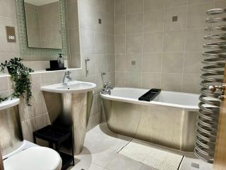 Large Double Room in Cardiff City Centre, Room Only with Own Bathroom, HOST LIVES ON SITE - 1